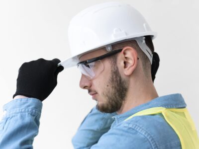 Homem usando equipamentos de proteção individual