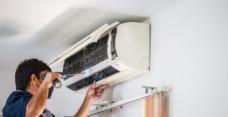 Realização de manutenção de ar-condicionado segundo PMOC