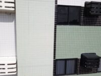 Vista da parte da fachada com as novas caixas de ar-condicionado