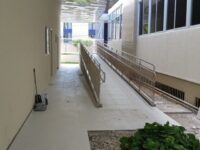 Rampa de acesso para pessoas em cadeira de rodas na parte interna da escola