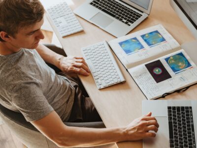 Homem trabalhando em home office