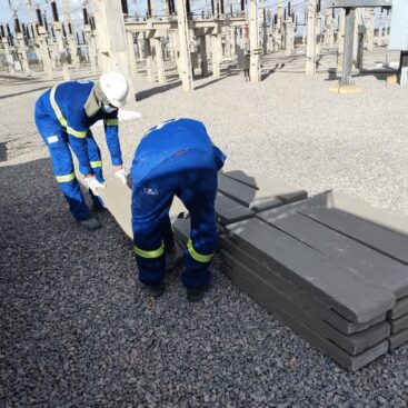 Colaboradores da SELF Engenharia manuseando tampas de concreto