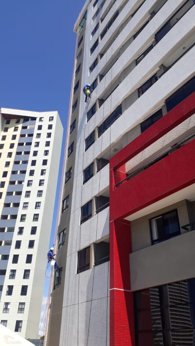 Colaborador da SELF Engenharia fazendo lavagem da fachada do Condomínio Luxor Ponta Negra.