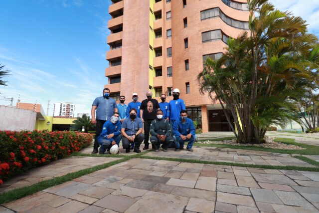 Equipe da SELF Engenharia em frente ao Condomínio Solar Brisa da Costeira