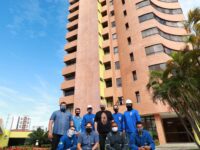 Equipe da SELF Engenharia em frente ao Condomínio Solar Brisa da Costeira