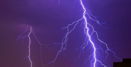Céu escuro durante tempestade de raios