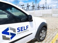 Carro da SELF Engenharia em parque eólico