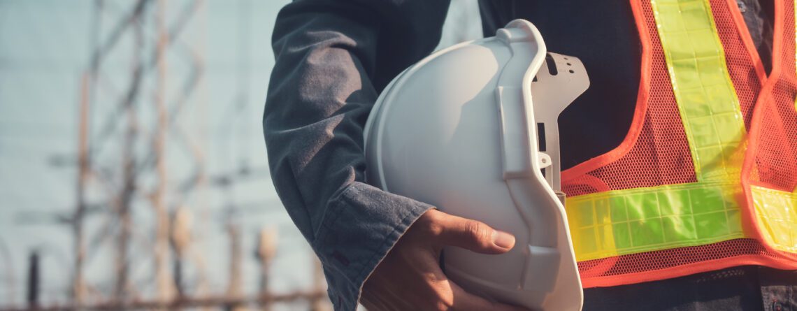 homem segurando capacete segurança do trabalho self engenharia